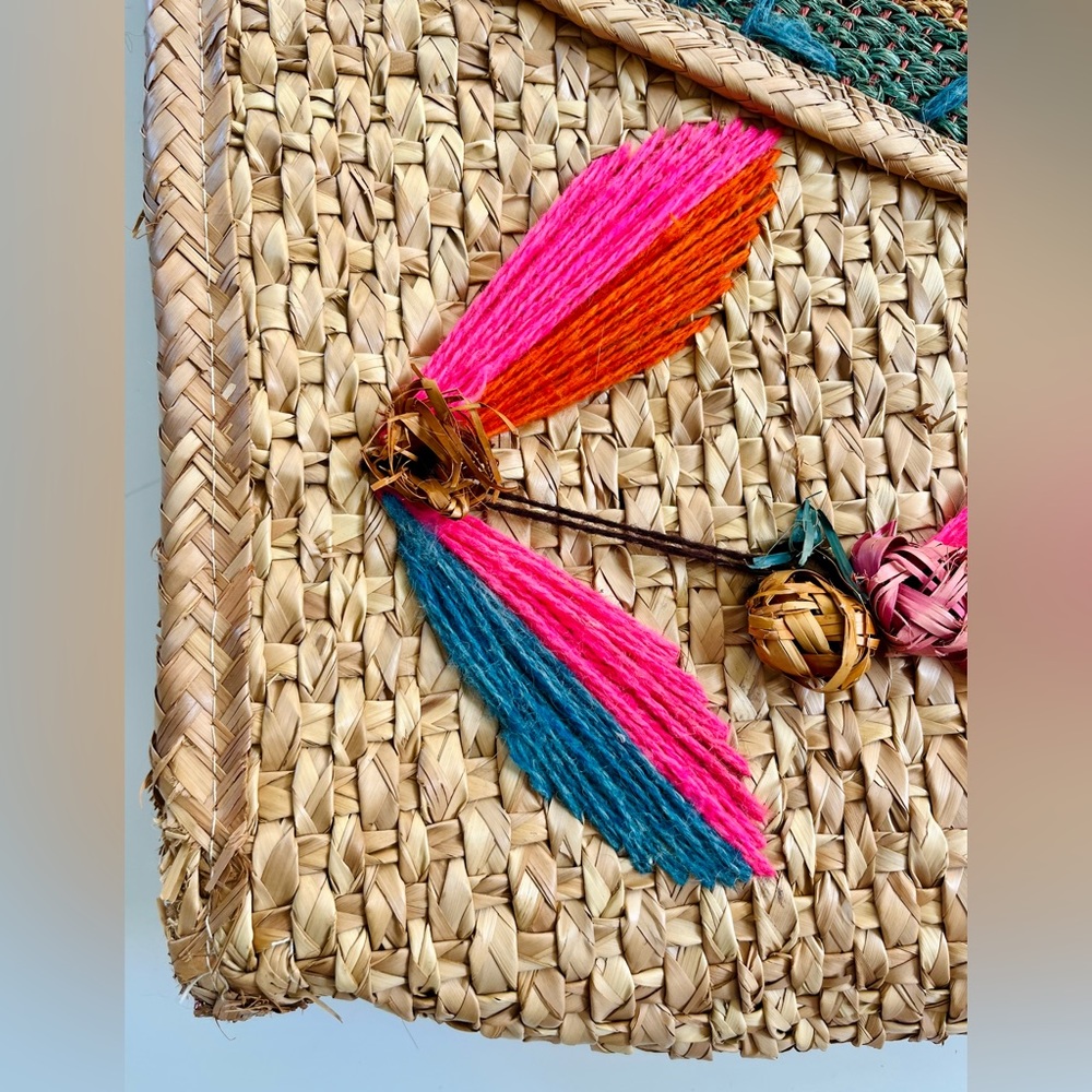 Vintage | Mexico Handcrafted Woven Straw + Yarn Bag | Handbag | Beach Bag - Picture 2 of 8